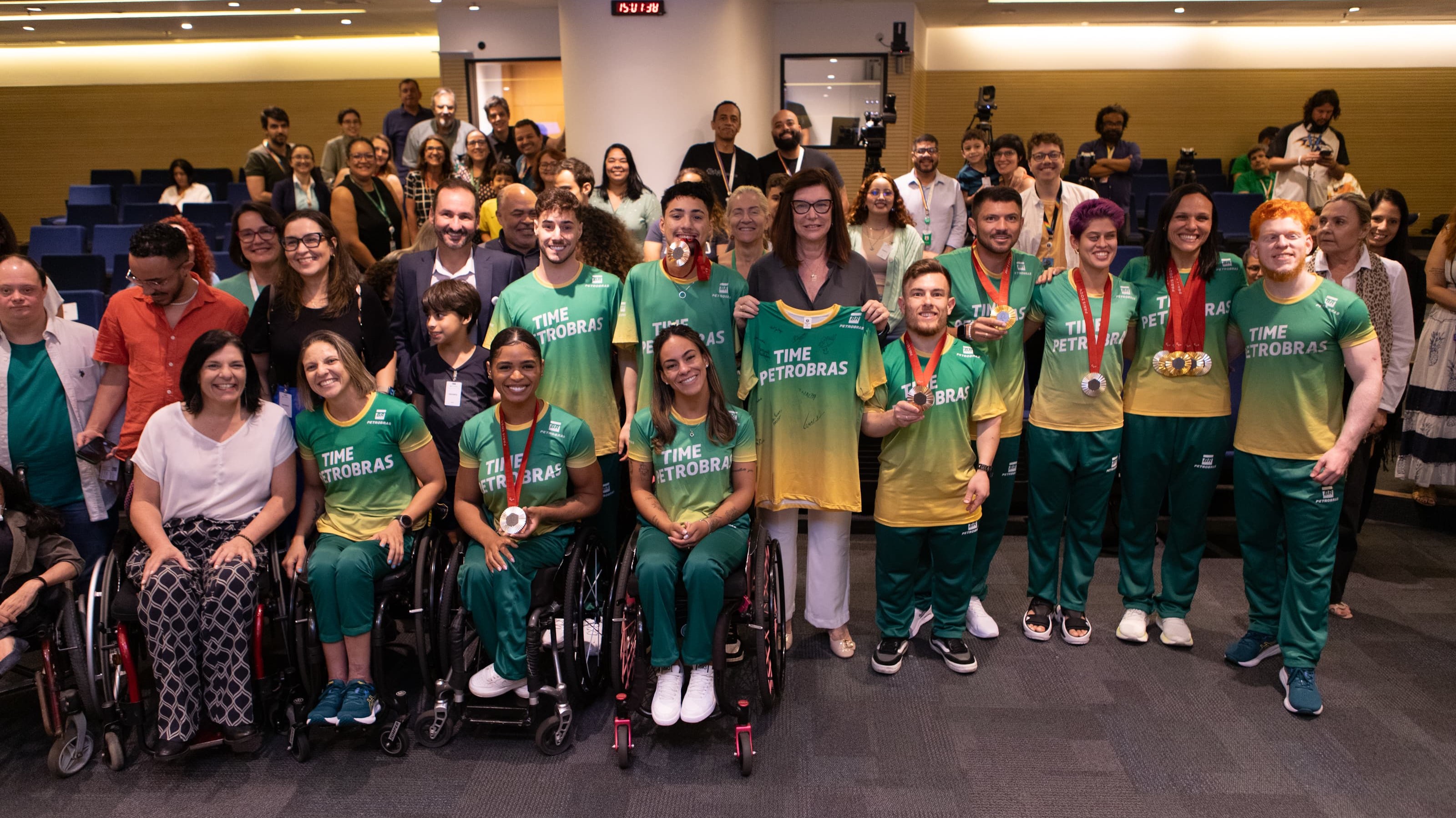 A presidente da Petrobras, Magda Chambriard, com paratletas do Time Petrobras que participaram dos Jogos Paralímpicos de Paris